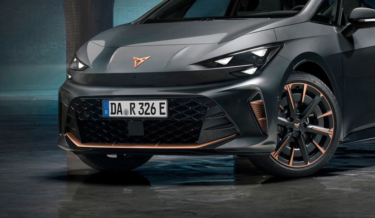 Nahaufnahme CUPRA Lenkrad mit Startknopf